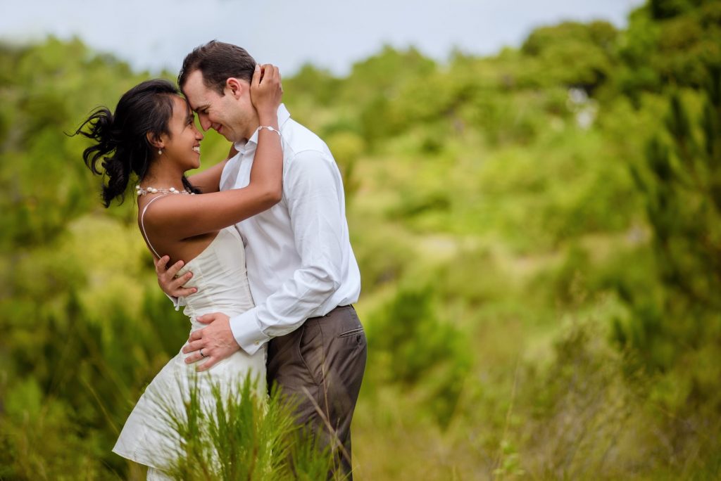 Joyeux couple amoureux français malagasy, post wedding des mariés par Tianaina, photographe professionnel mariage