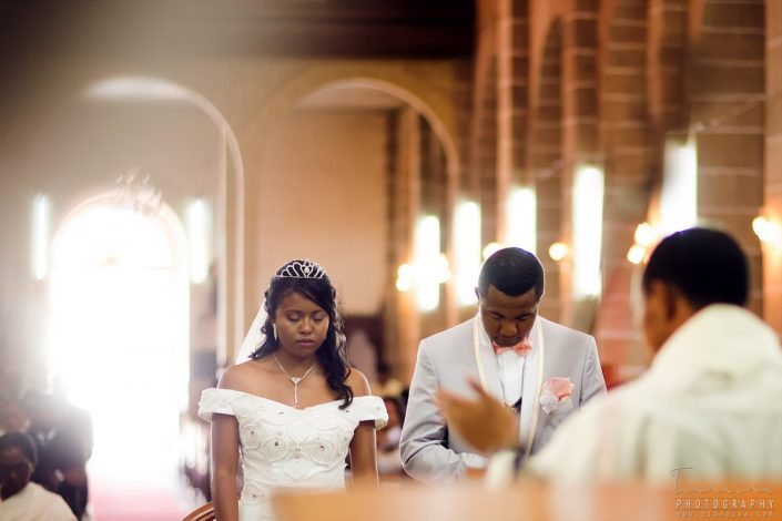 Mariés à l'autel, cérémonie de mariage par Tianaina, photographe mariage Madagascar
