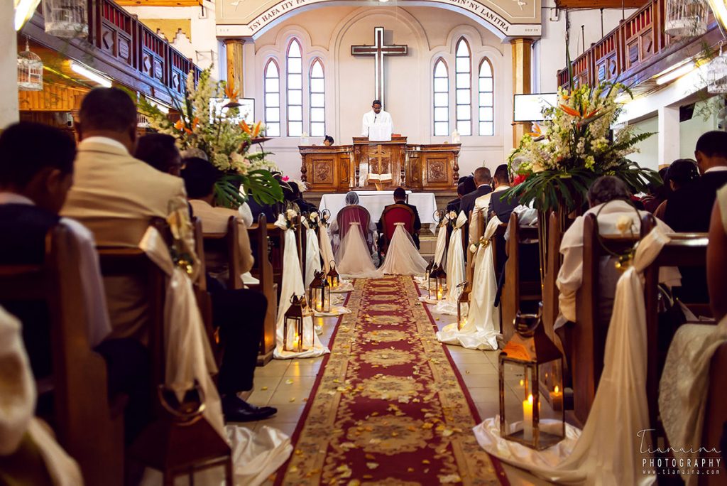 Décoration de l'allée de l'Eglise lors d'un mariage par Tianaina